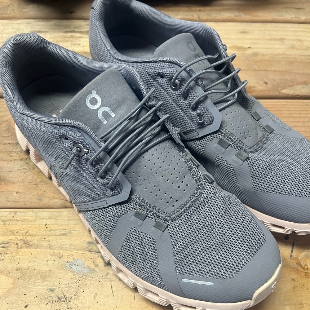 On cloud women’s size 11 shoes